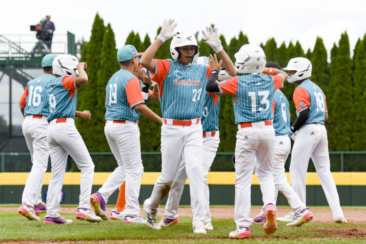 Venezuela fights back in sixth inning to defeat Aruba and keep title hopes alive